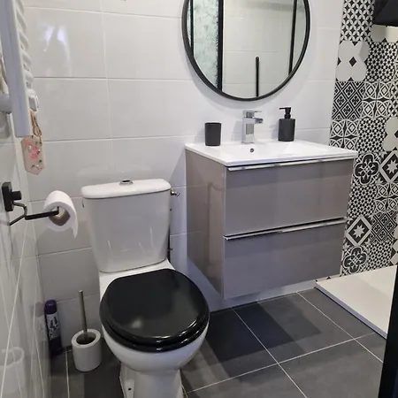 Maisonnette A 200m De La Avec Parking Gratuit Et Terrasse شقة