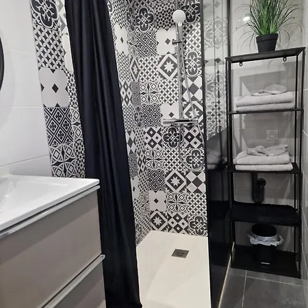 Maisonnette à 200m De La Avec Parking Gratuit Et Terrasse