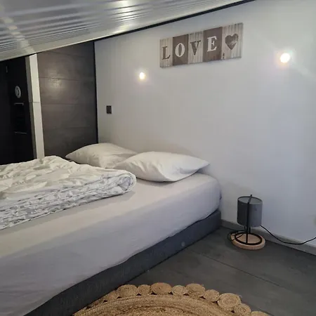 Maisonnette à 200m De La Avec Parking Gratuit Et Terrasse