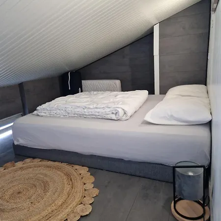 Maisonnette A 200m De La Avec Parking Gratuit Et Terrasse شقة