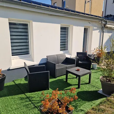Maisonnette A 200m De La Avec Parking Gratuit Et Terrasse شقة *