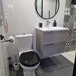 Maisonnette A 200m De La Avec Parking Gratuit Et Terrasse アパート