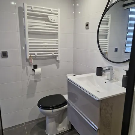 Maisonnette A 200m De La Avec Parking Gratuit Et Terrasse דירה *