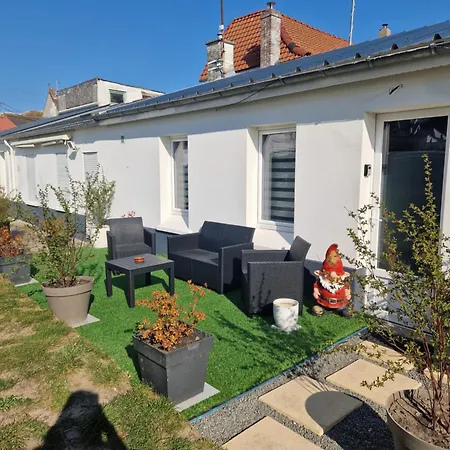 Maisonnette A 200m De La Avec Parking Gratuit Et Terrasse