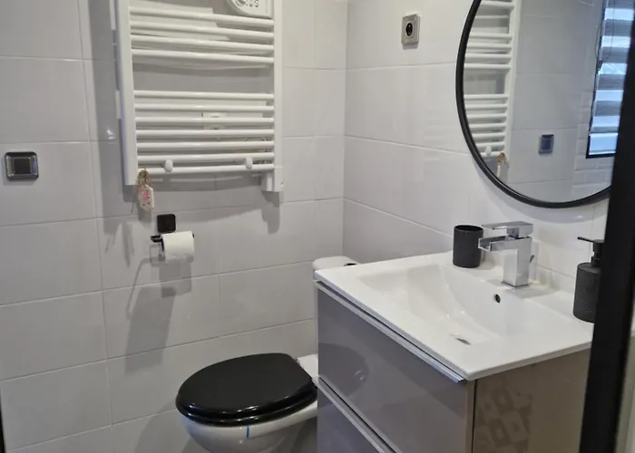 Maisonnette A 200m De La Avec Parking Gratuit Et Terrasse 아파트 *