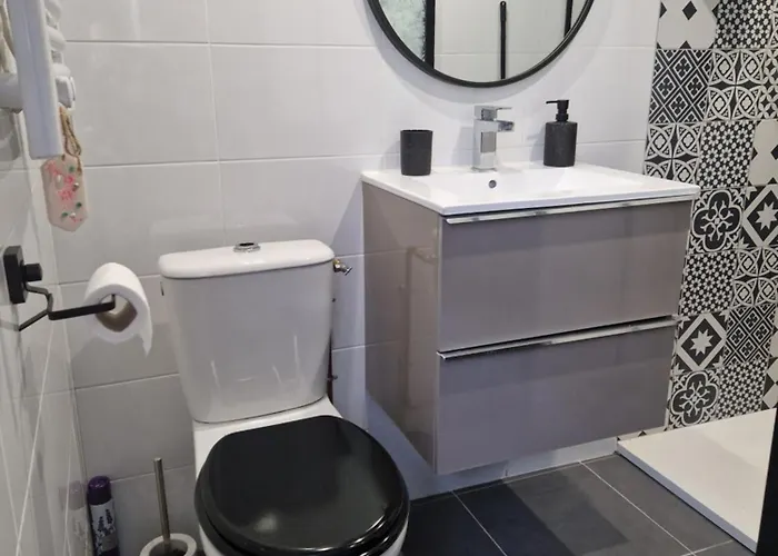 Maisonnette A 200m De La Avec Parking Gratuit Et Terrasse 아파트