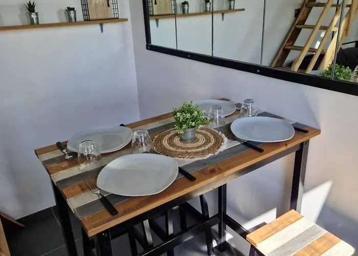 Maisonnette A 200m De La Avec Parking Gratuit Et Terrasse 아파트 *