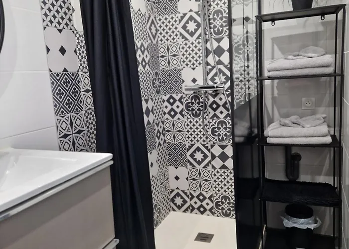 Maisonnette A 200m De La Avec Parking Gratuit Et Terrasse