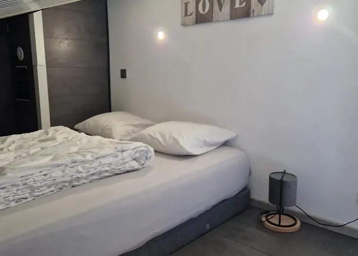 Maisonnette A 200m De La Avec Parking Gratuit Et Terrasse